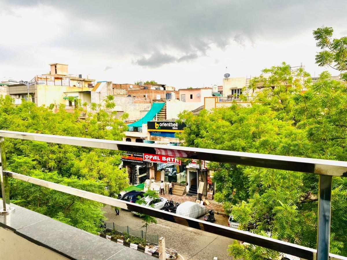 Qotel Hotel Rajouri Garden Above Ritu Marbles, Near Rajouri Garden Metro Station-Couple Friendly Nowe Delhi Zewnętrze zdjęcie