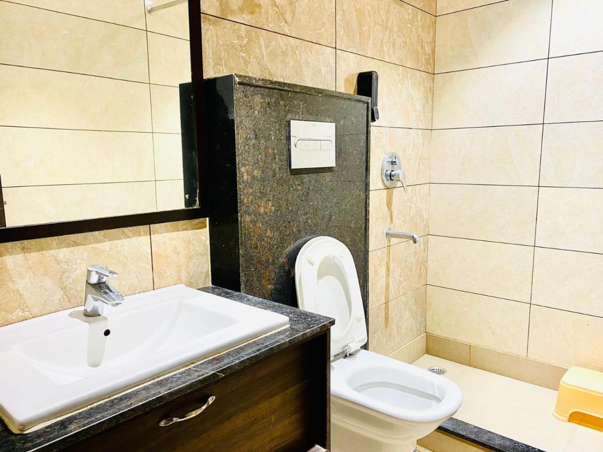 Qotel Hotel Rajouri Garden Above Ritu Marbles, Near Rajouri Garden Metro Station-Couple Friendly Nowe Delhi Zewnętrze zdjęcie