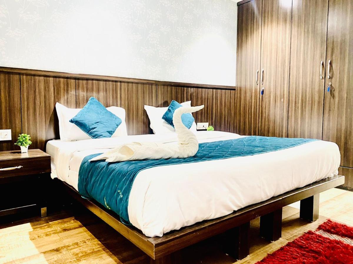 Qotel Hotel Rajouri Garden Above Ritu Marbles, Near Rajouri Garden Metro Station-Couple Friendly Nowe Delhi Zewnętrze zdjęcie