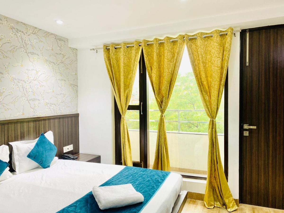 Qotel Hotel Rajouri Garden Above Ritu Marbles, Near Rajouri Garden Metro Station-Couple Friendly Nowe Delhi Zewnętrze zdjęcie