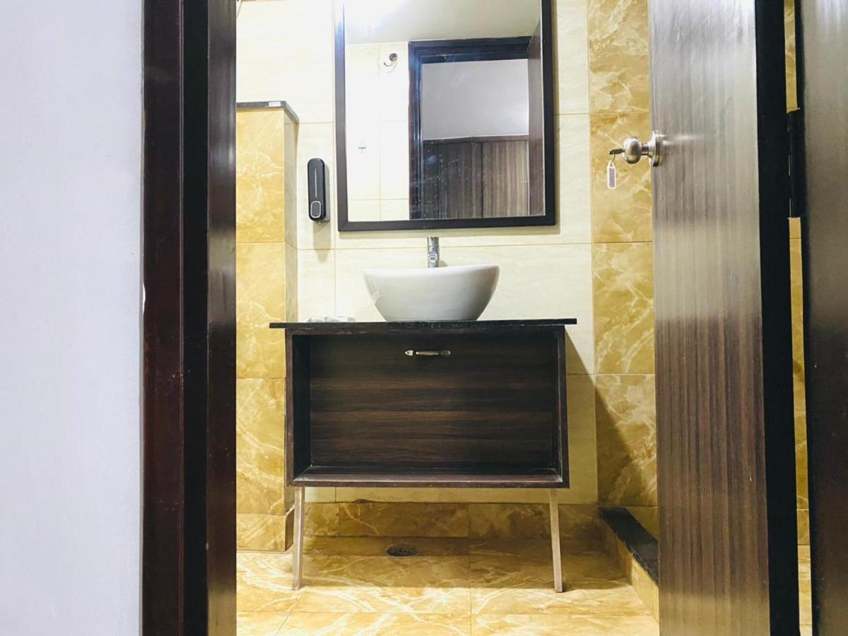 Qotel Hotel Rajouri Garden Above Ritu Marbles, Near Rajouri Garden Metro Station-Couple Friendly Nowe Delhi Zewnętrze zdjęcie