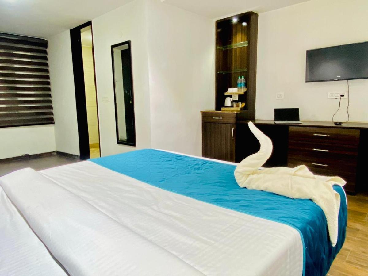 Qotel Hotel Rajouri Garden Above Ritu Marbles, Near Rajouri Garden Metro Station-Couple Friendly Nowe Delhi Zewnętrze zdjęcie